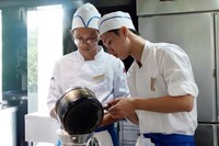 Nam 9X học đầu bếp: 'Đừng phân biệt nấu ăn là nghề của con gái'